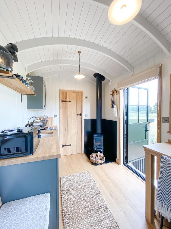 The Black Swan Shepherd Hut Ketton المظهر الخارجي الصورة